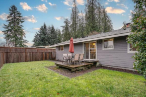 Modern Puyallup Townhome with Backyard and Fireplace